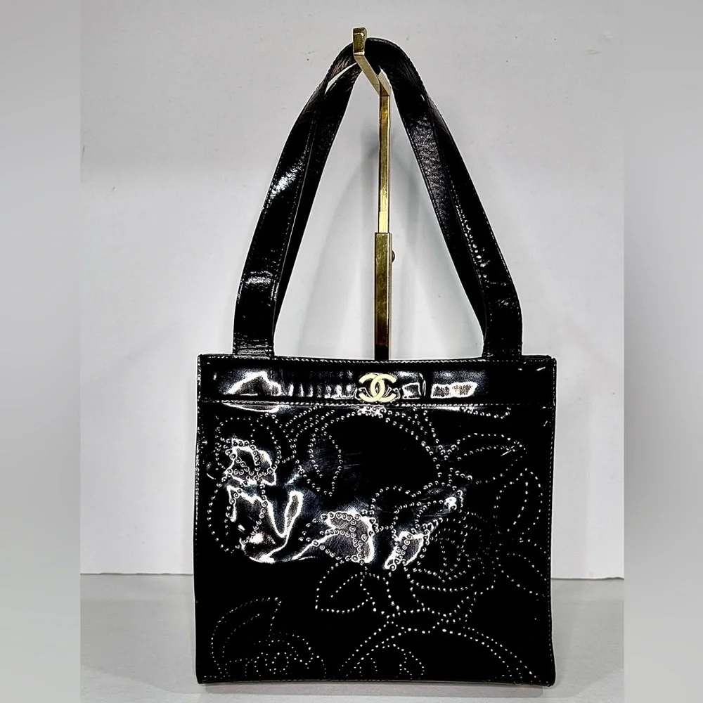 🔥SOLD🔥CHANEL Camelia Enamel Tote Bag - Picture 3 of 17